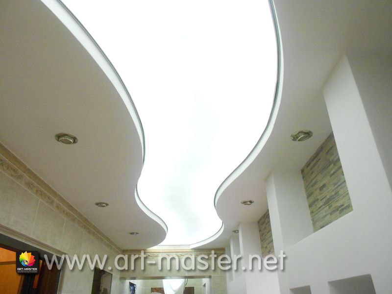 Натяжной потолок для прихожей двухуровневый с точечными светильниками