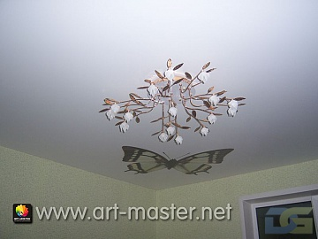 красивая люстра и бабочка