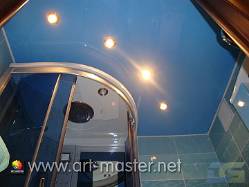 натяжной потолок в ванной